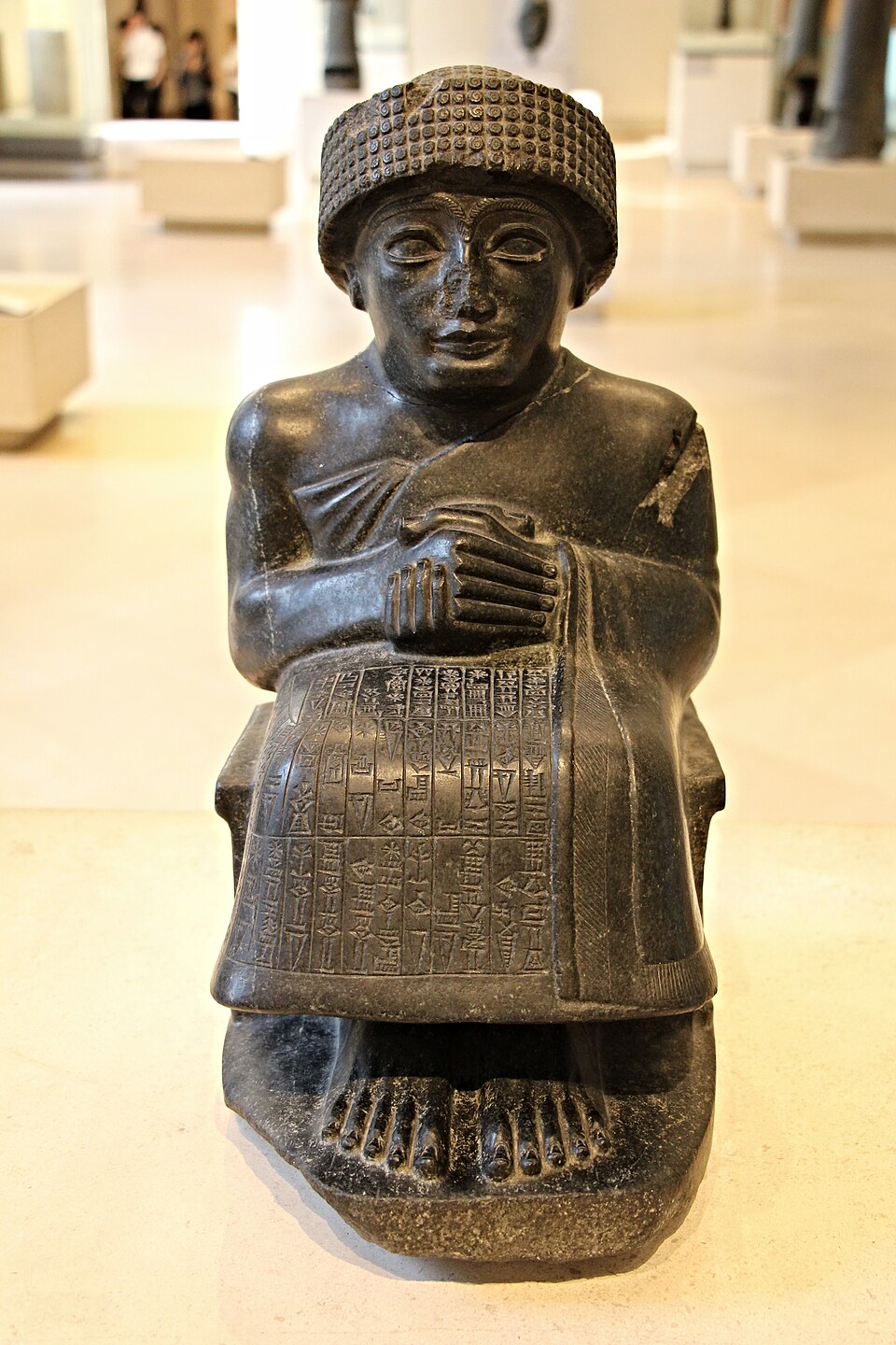 Statue assise de Gudea, prince de Lagash, les mains jointes en prière